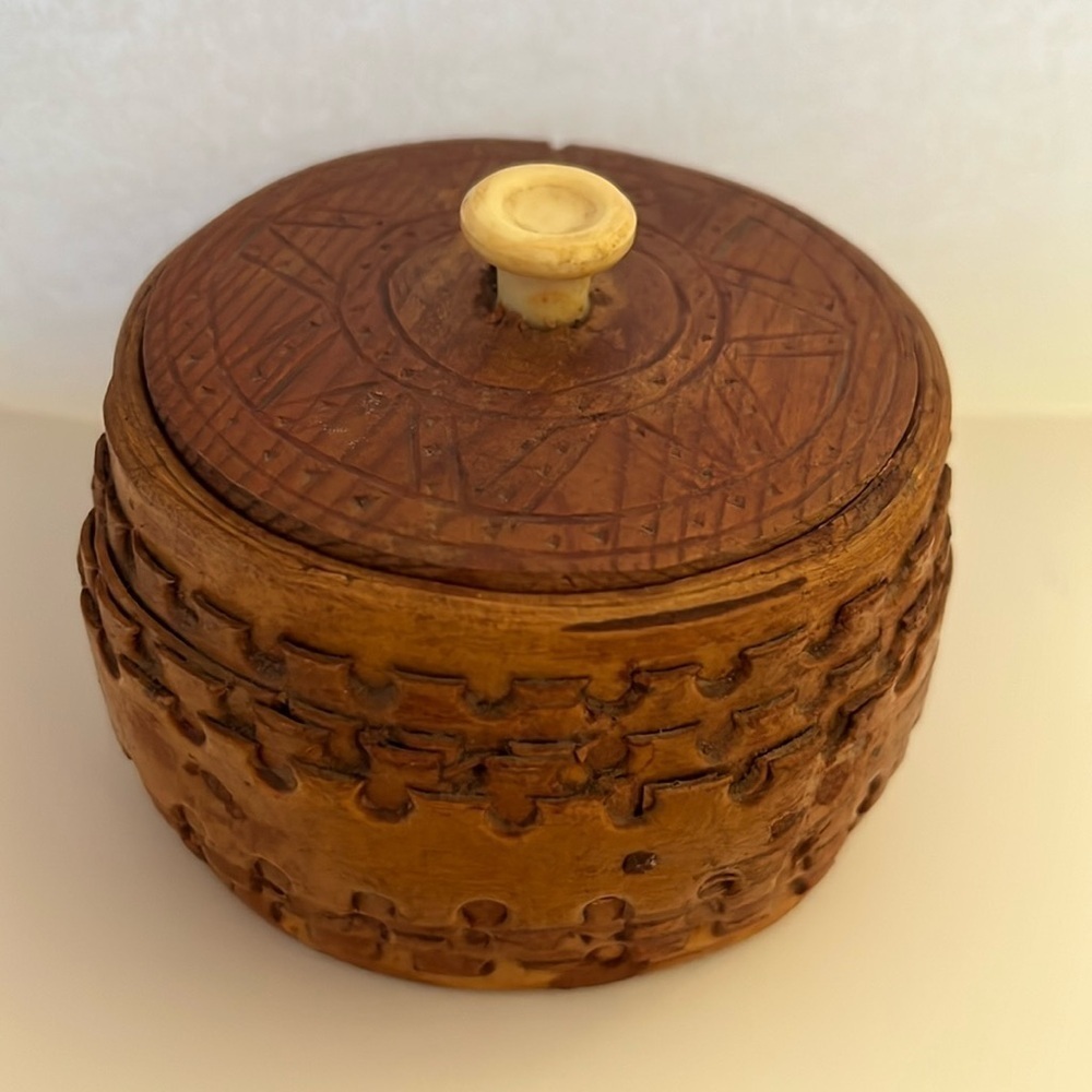 Swedish bentwood round box Scandinavian Svepask birch bark Näver